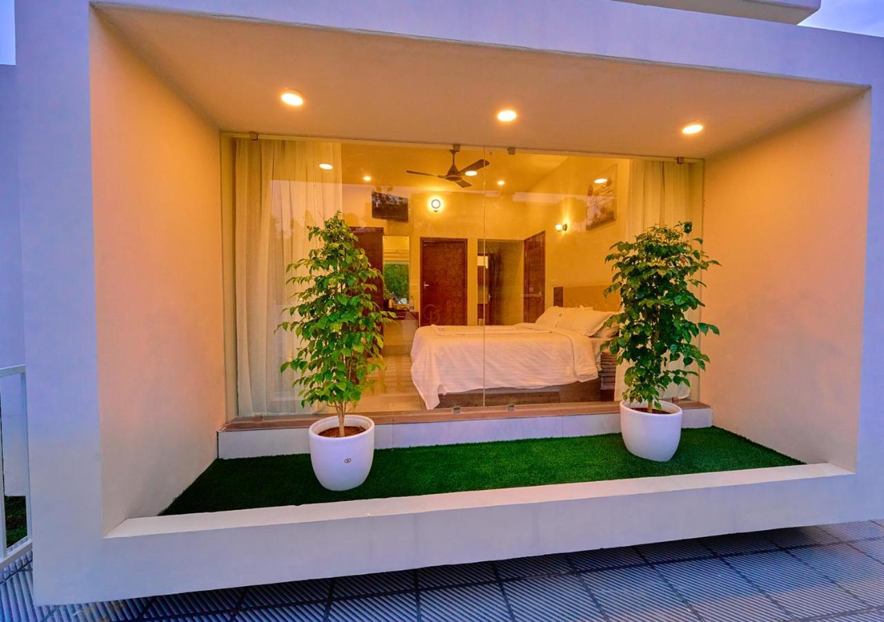 Glen Castle Vagamon Pool Resort By Voye Homes ภายนอก รูปภาพ