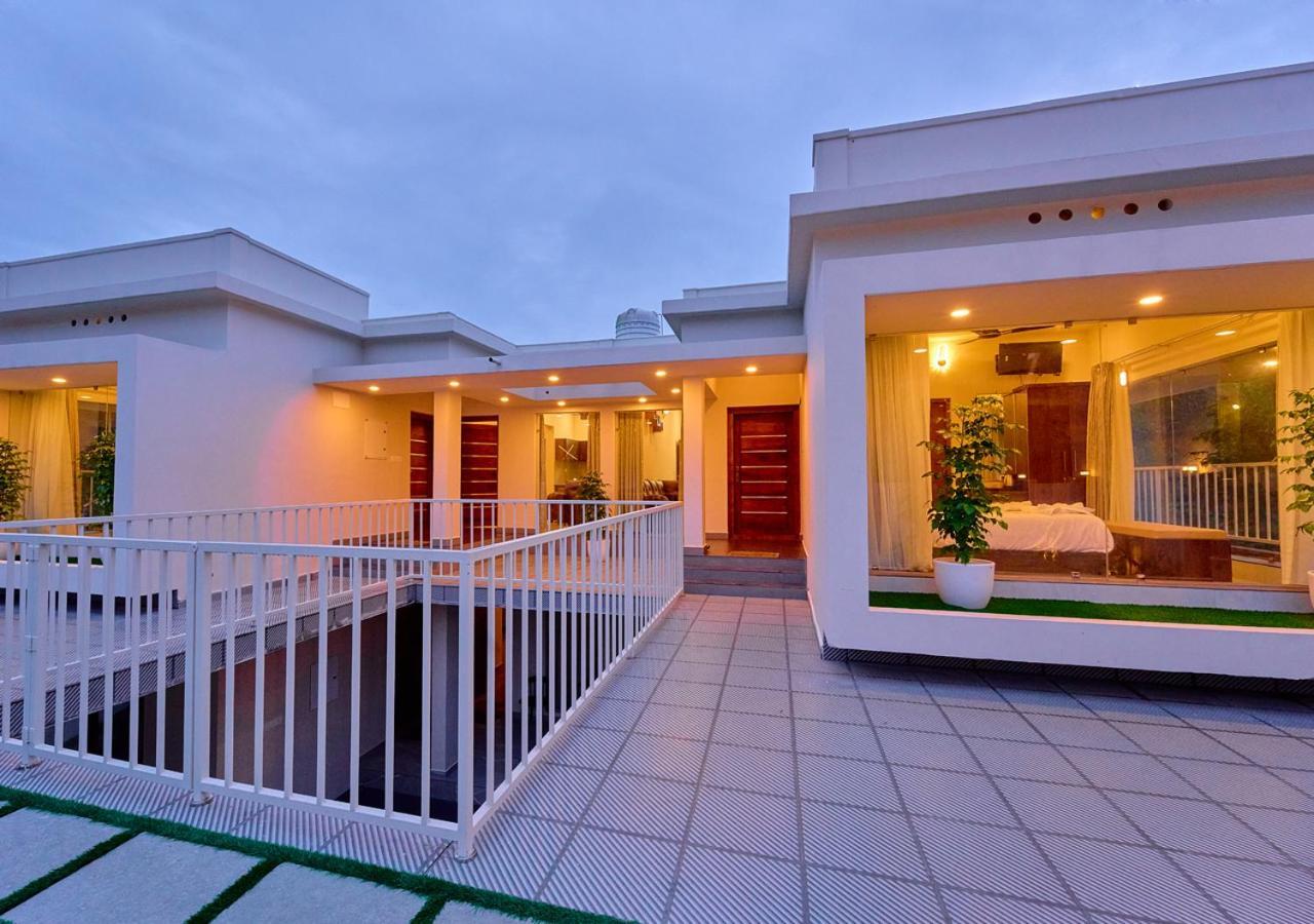 Glen Castle Vagamon Pool Resort By Voye Homes ภายนอก รูปภาพ