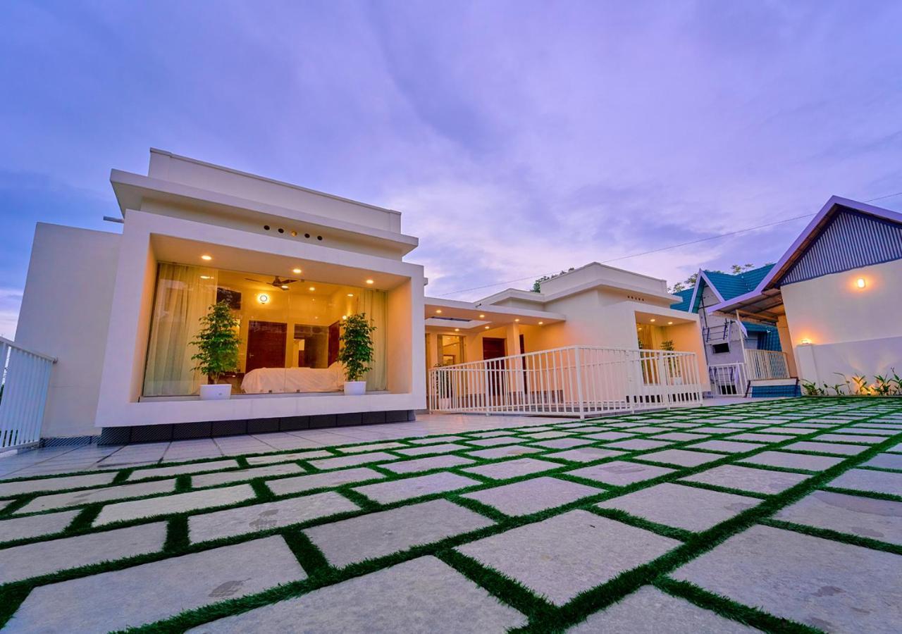 Glen Castle Vagamon Pool Resort By Voye Homes ภายนอก รูปภาพ