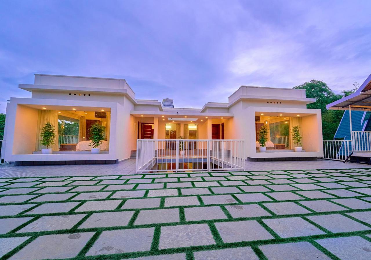 Glen Castle Vagamon Pool Resort By Voye Homes ภายนอก รูปภาพ
